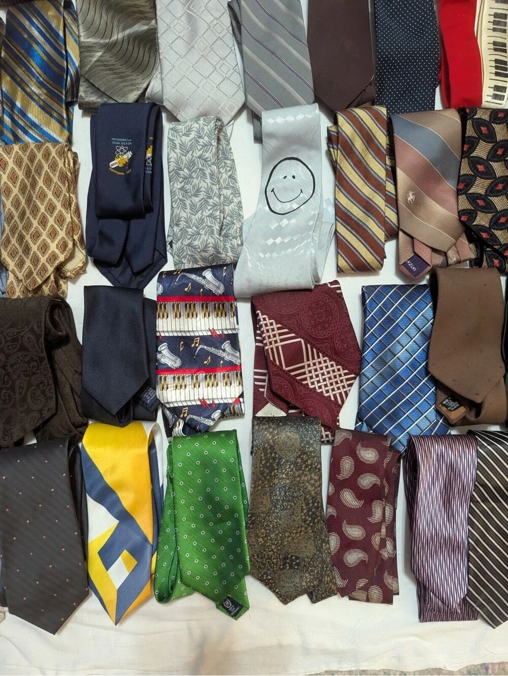 Large Lot of 150 Mens Neckties Ties for Wear Or Crafts Various Brands Colors